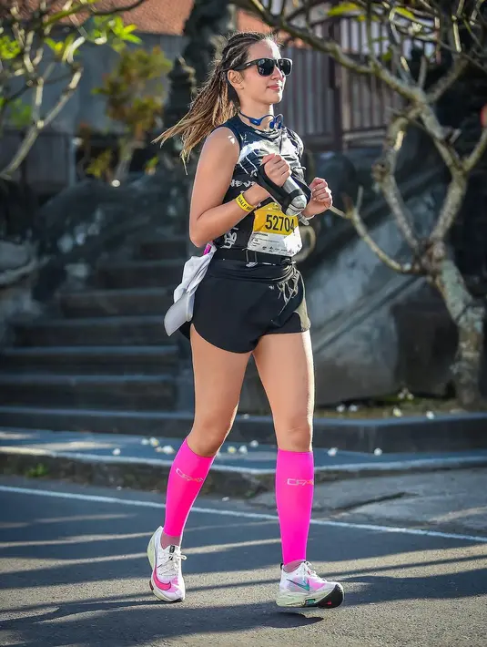 Tapi jangan heran, karena ternyata Nia Ramadhani rutin melakukan olahraga untuk menjaga kondisi tubuhnya. Lihat di sini Nia mengunggah potret dirinya sedang berlari mengenakan outfit olahraga serba hitam. [Foto: Instagram/ramadhaniabakrie]