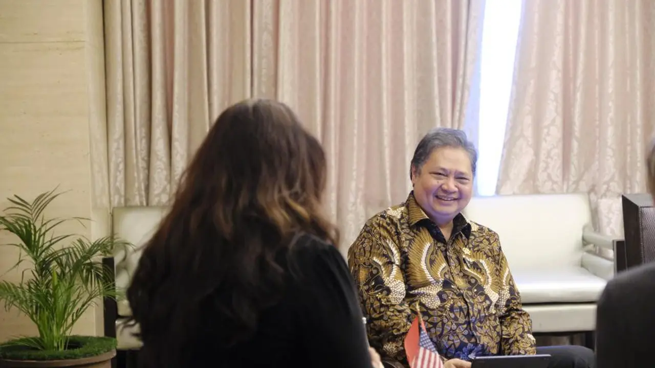 Menteri Koordinator Bidang Perekonomian Airlangga Hartarto melakukan pertemuan dengan Senator AS asal Illinois, Tammy Duckworth di Jakarta, Rabu (9/8/2023). (Dok Kemenko Perekonomian)
