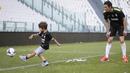 Peribahasa air cucuran atap jatuhnya ke pelimbahan juga tampak dalam foto ini saat Buffon mendampingi anaknya berlatih menendan bola. ( AFP/Marco Bertorello )