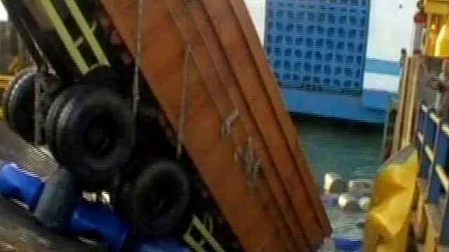 Truk Tenggelam di Dermaga V Dievakuasi dengan Alat Berat