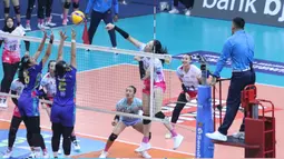 Liu Yanhan mencoba memukul bola saat Jakarta Livin Mandiri menghadapi Jakarta Electric PLN pada laga Pekan 5 Putaran II PLN Mobile Proliga 2025 di GOR Jalak Harupat, Bandung, Jawa Barat, Jumat (7/2/2025). (Dok. PBVSI)