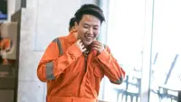 Liliyana Natsir membuat kejutan dengan menyamar sebagai tukang sapu untuk memberikan dukungan pada juniornya yang akan bertanding di Indonesia Open 2019. (dok. Yuzu Isotonic)