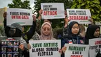 Para aktivis menggelar unjuk rasa menentang pencegatan kapal-kapal yang berpartisipasi dalam armada Global Sumud Flotilla (GSF), sebuah misi bantuan kemanusiaan ke Gaza melalui jalur laut, di Surabaya, Jawa Timur pada Kamis 21 Mei 2026. (JUNI KRISWANTO/AFP)