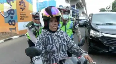 Seorang wanita bermotor malah latah atau mengulang-ulang kalimat petugas saat akan menilang. Diketahui wanita tersebut melanggar karena tak punya SIM.