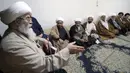 Ulama Syiah Nuri al-Saedi (kiri) berbicara kepada murid-muridnya selama pelajaran di kota suci Najaf, Irak, 23 November 2021. Sekolah-sekolah agama di Irak kembali dibuka setelah lebih dari dua tahun di tengah pandemi COVID-19. (Qassem al-KAABI/AFP)