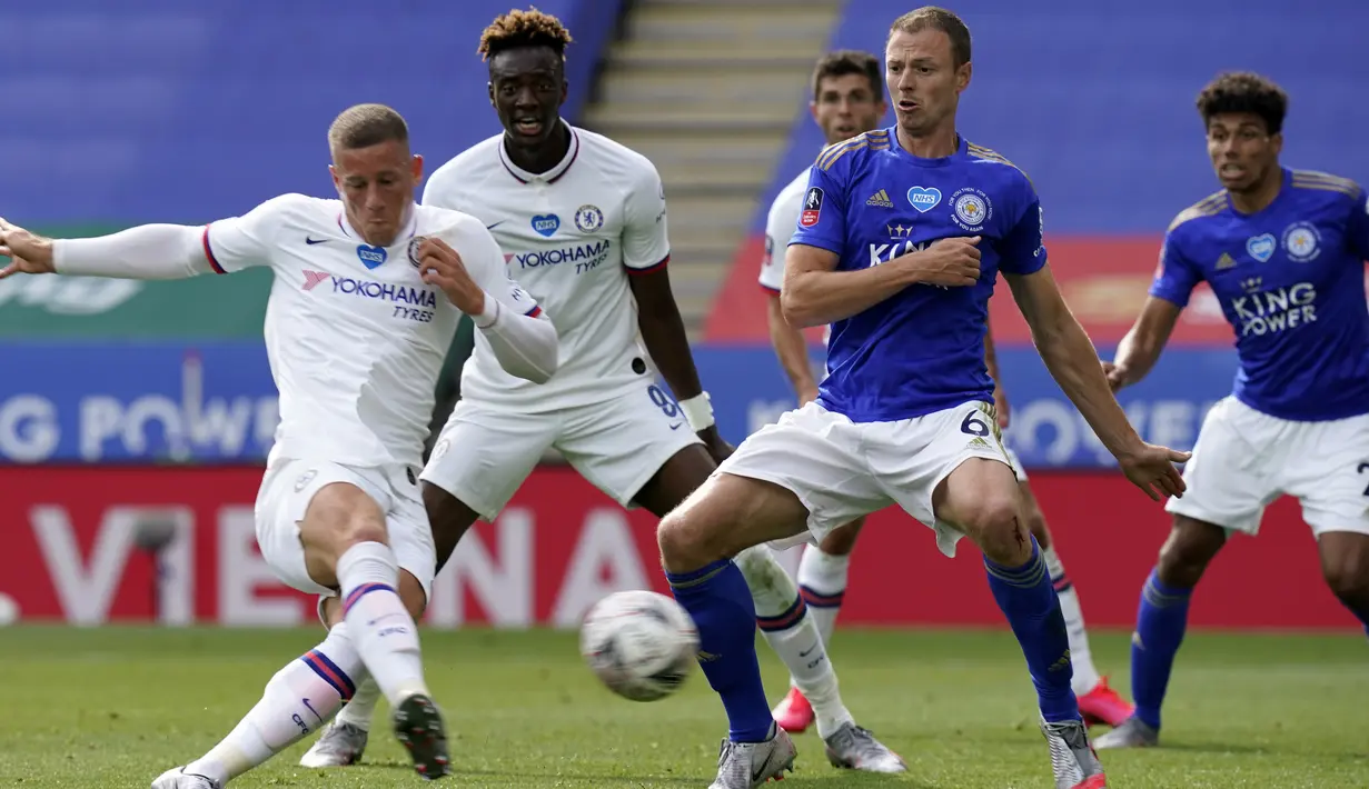 Pemain Chelsea Ross Barkley (kiri) mencetak gol ke gawang Leicester City pada putaran keenam Piala FA di King Power Stadium, Leicester, Inggris, Minggu (28/6/2020). Chelsea melaju ke semifinal Piala FA usai menaklukkan Leicester City 1-0. (Tim Keeton/Pool via AP)