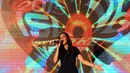 Penyanyi Raisa Andriana tampil memeriahkan malam peresmian gelaran Indonesia Super League 2015 di Lounge VVIP Barat Stadion GBK Jakarta, Sabtu (14/2/2015). (Liputan6.com/Helmi Fithriansyah)