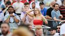 Suporter wanita ini tampak begitu tegang melihat aksi pasukan Tiga Singa melawan Tim Panser di babak 16 besar Euro 2020. (AFP/Oli Scarff)