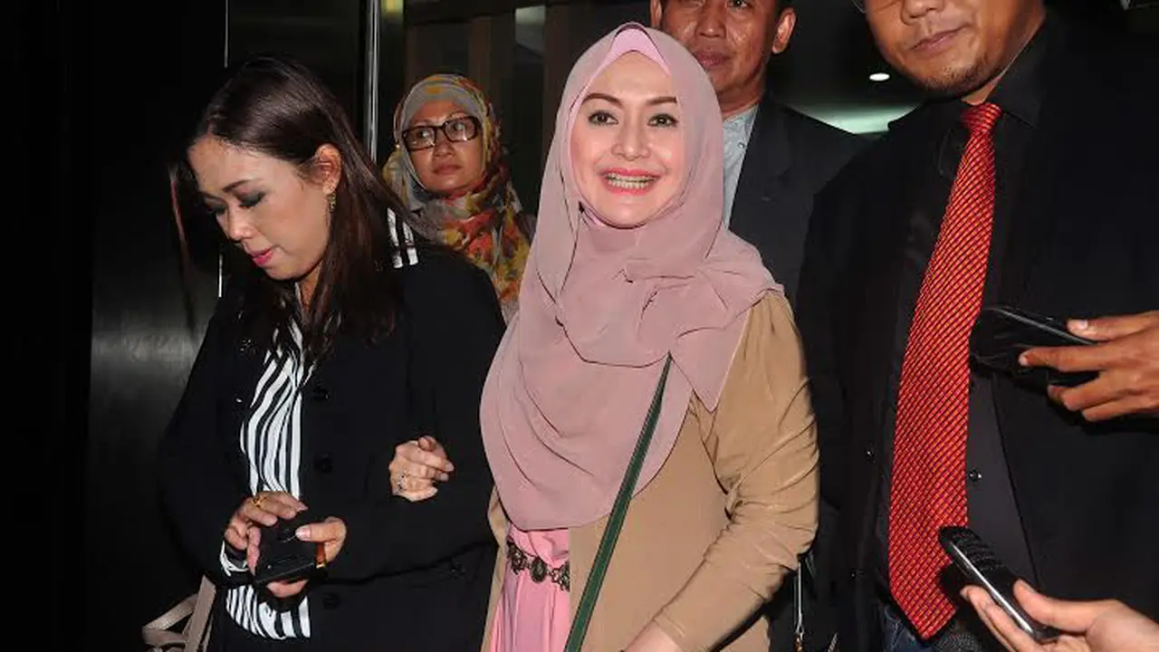 [FOTO] Senyum Eddies Adelia di Balik Kesedihan 