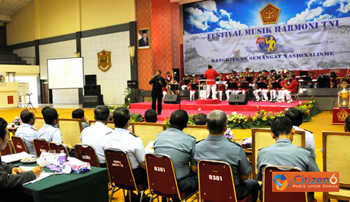 Citizen6, Jakarta: Memperingati HUT TNI ke-66, Mabes TNI menggelar Festival Musik Harmoni TNI, yang diselenggarakan di GOR A Yani, Mabes TNI, Cilangkap, Jakarta Timur, Senin (26/9). Festival diharapkan memotivasi prajurit dalam meningkatkan disiplin, prof