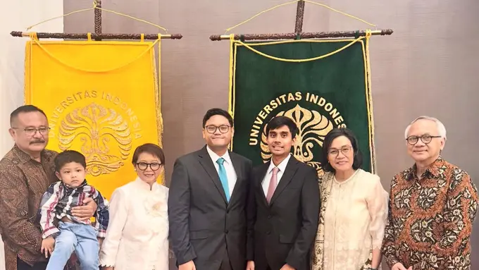 Sri Mulyani dan Retno Marsudi mengenakan kebaya saat hadir di wisuda putranya