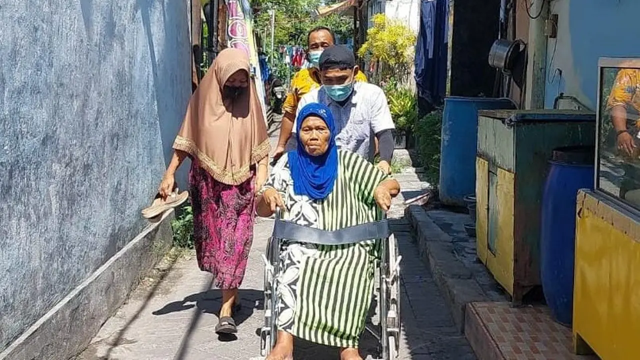 Kartiyem (63), warga Kota Surabaya diboyong ke Panti Werdha. (Dian Kurniawan/Liputan6.com).