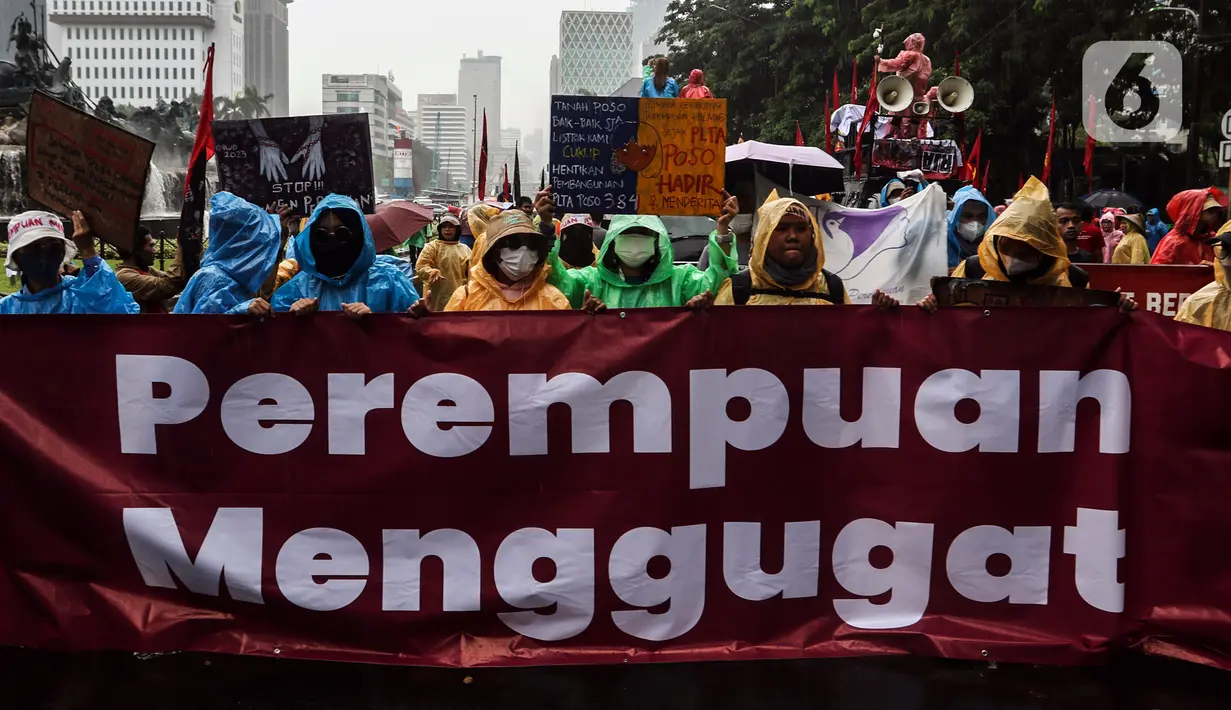 <p>Massa yang tergabung dari berbagai elemen masyarakat melakukan aksi damai dengan membentangkan poster di kawasan Monumen Nasional, Jakarta, Indonesia, Rabu (8/3/2023). Dalam aksi memperingati Hari Wanita Internasional, mereka menyerukan untuk melawan segala bentuk penindasan hak, perlindungan, menolak perkawinan anak serta menjamin kesehatan perempuan. (Liputan6.com/Johan Tallo)</p>
