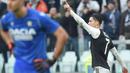 Penyerang Juventus, Cristiano Ronaldo (kanan) berselebrasi usai mencetak gol keduanya ke gawang Udinese selama pertandingan lanjutan Liga Serie A Italia di Stadion Allianz di Turin (15/12/2019). Juventus menang 3-1 atas Udinese. (Alessandro Di Marco / ANSA via AP)