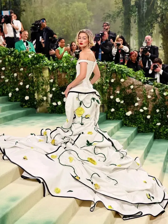 Pesona Gigi Hadid di Met Gala 2024. [@thombrowne]