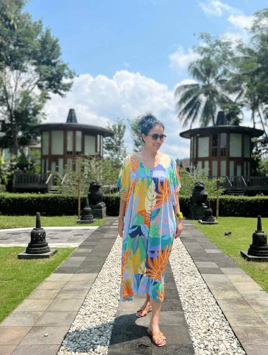 Seru menikmati liburan bersama keluarga di Candi Borobudur, Marcella Zalianty menginap di hotel dekat dengan kawasan candi. Selama berada di hotel, dirinya pun tampil santai dan kasual mengenakan daster yang menuai banyak sorotan netizen. (Liputan6.com/IG/@marcella.zalianty)