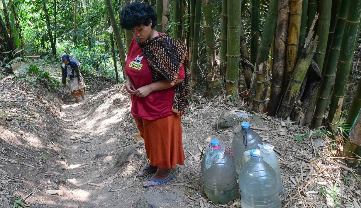 Penyandang tunanetra, Sujanah,beristirahat usai berjalan membawa air di kawasan Gunung Batur, Kota Cilegon, Banten, Minggu (19/07/2026). (KLY/Arie Basuki)