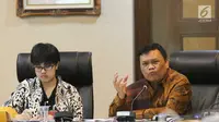 Dosen Pascasarjana Univ Pelita Harapan Dr. Emrus (kanan) memberi penjelasan saat diskusi publik di kantor staff presiden, Jakarta, Kamis (7/9). Dalam diskusi publik tersebut membahas Bhineka Tunggal Ika Penghuni 'rumah' NKRI. (Liputan6.com/Angga Yuniar)