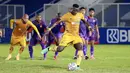 Pemain Bhayangkara FC, Ezechiel N'Douassel melepaskan tendangan penalti saat melawan Persik Kediri pada laga pekan kelima BRI Liga 1 di Stadion Madya, Jakarta, Rabu, (29/9/2021). (Bola.com/M Iqbal Ichsan)