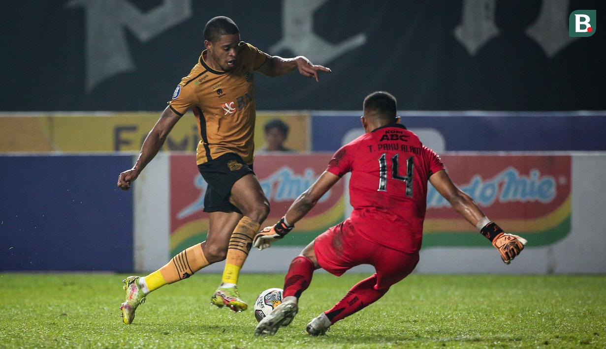 <p>Pemain Bhayangkara FC, Alex Martins Ferreira (kiri) berusaha melewati kiper Persib Bandung, Teja Paku Alam pada laga lanjutan BRI Liga 1 2022/2023 antara Persib Bandung melawan Bhayangkara FC di Stadion Pakansari, Bogor, Jumat (24/03/2023). (Bola.com/Bagaskara Lazuardi)</p>