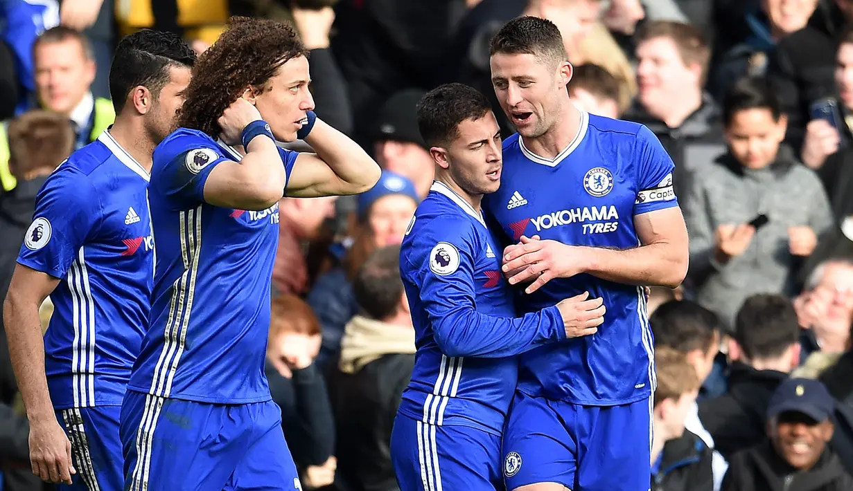 Para pemain Chelsea merayakan gol yang dicetak Eden Hazard ke gawang Arsenal. Ketiga gol kemenangan Chelsea dicetak oleh Marcos Alonso 13', Eden Hazard 53' dan juga Cesc Fabregas 85'. (EPA/Andy Rain)