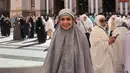 Presenter Mata Najwa ini terlihat curi perhatian ketika mengenakan mukena. Umrah menjadi salah satu cara bagi Nana merefleksikan diri agar menjadi pribadi yang lebih baik. Anggunnya Nana ini banjir pujian dari netizen. (Liputan6.com/IG/najwashihab)