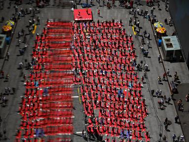 Sejumlah orang berlatih yoga di tengah jalan saat perayaan Summer Solstice di Hari Yoga Internasional di Times Square, New York, Minggu (21/6/2015). (REUTERS/Eduardo Munoz)