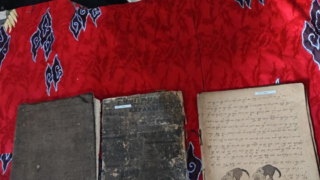 Salah satu bagian naskah kuno Patambaan berusia satu abad koleksi Museum Prabu Siliwangi, Sukabumi. (Liputan6.com/Fira Syahrin)