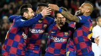 Para pemain Barcelona merayakan gol yang dicetak Lionel Messi ke gawang Granada pada laga La Liga di Stadion Camp Nou, Barcelona, Minggu (19/1). Barcelona menang 1-0 atas Granada. (AFP/Lluis Gene)