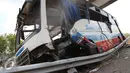 Penampakan bus PO Rukun Sayur yang menghantam tiang jembatan penyebrangan di KM 202, Jawa Barat, Selasa (14/7/2015). Kecelakaan tersebut menyebabkan 11 orang tewas dan 27 luka - luka. (Liputan6.com/Herman Zakharia)