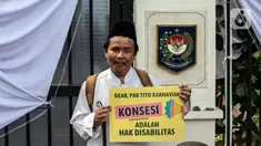 Seorang disabilitas yang tergabung dalam Koalisi Organisasi Penyandang Disabilitas DKI Jakarta menggelar aksi di depan Kementerian Dalam Negeri (Kemendagri), Jakarta, Jumat (2/9/2022). Mereka mendesak Kemendagri memperbaiki substansi Raperda DKI Jakarta tentang Disabilitas. (Liputan6.com/Faizal Fanani)