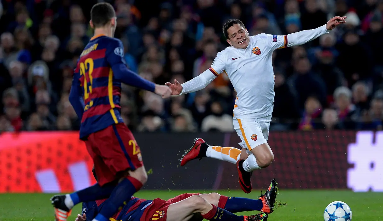 Pemain Barcelona, Lionel Messi, melanggar pemain AS Roma, Juan Manuel Iturbe, dalam laga Grup E Liga Champions di Stadion Camp Nou, Barcelona, Rabu (25/11/2015) dini hari WIB. (AFP Photo/Lluis Gene)