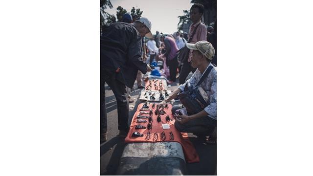 10 Potret Pedagang yang Berjualan Saat Aksi 22 Mei, Tak Peduli Situasi