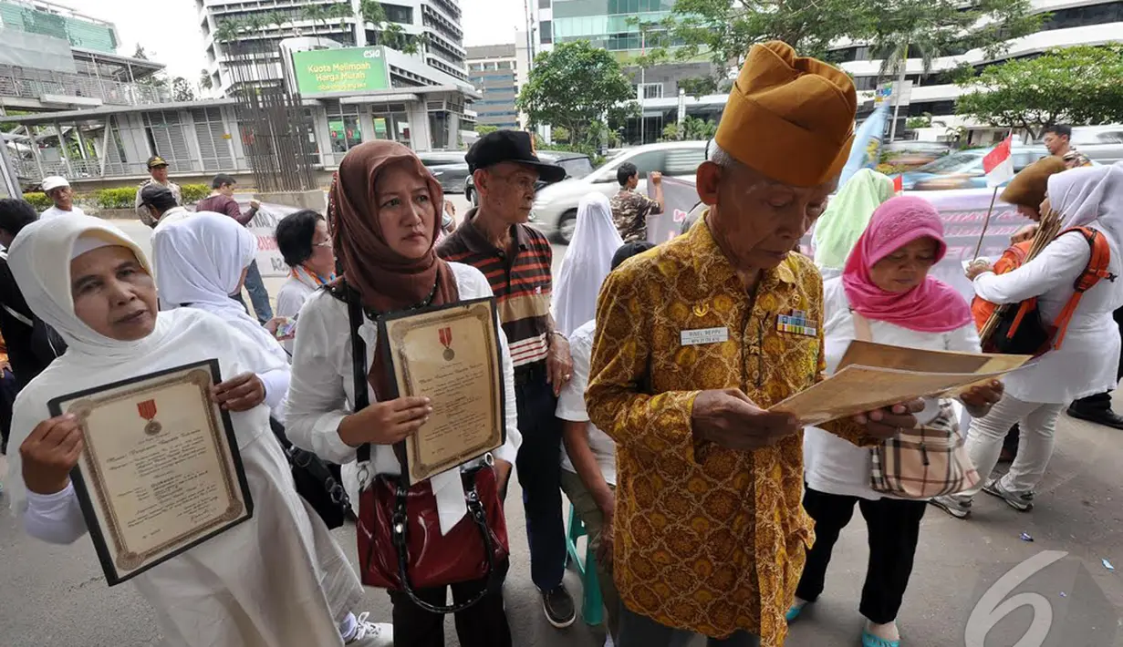 Seorang veteran saat melakukan unjuk rasa di depan Gedung KPK menuntu Jokowi untuk menjamin Hak para pensiunan, Jakarta, Kamis (18/12/2014). (Liputan6.com/Miftahul Hayat)