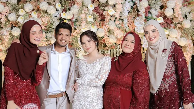 Shireen dan Zaskia Sungkar pakai kebaya (Instagram/shireensungkar)