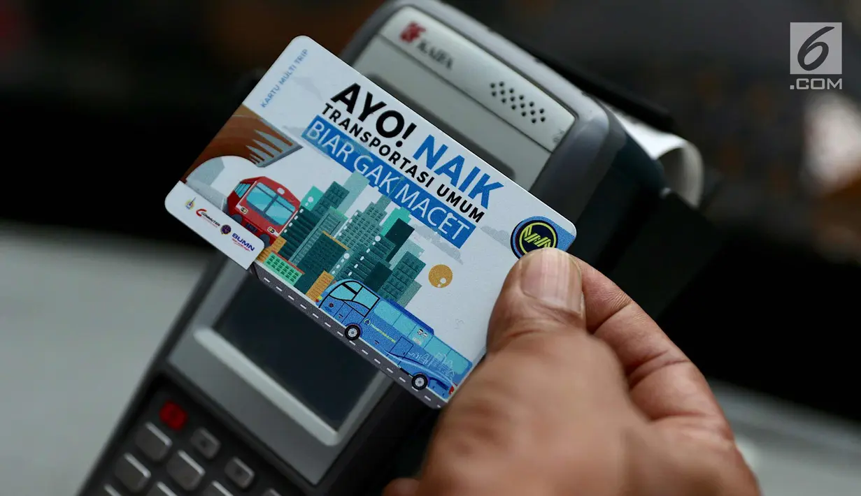 Kartu Multi Trip (KMT) saat peluncuran di Stasiun Sudirman, Jakarta, Jumat (16/3). PT Commuter Indonesia bersama PPD  meluncurkan KMT sebagai pelayanan moda transportrasi massal terintegrasi commuter line dan bus kota. (Liputan6.com/Immanuel Antonius)