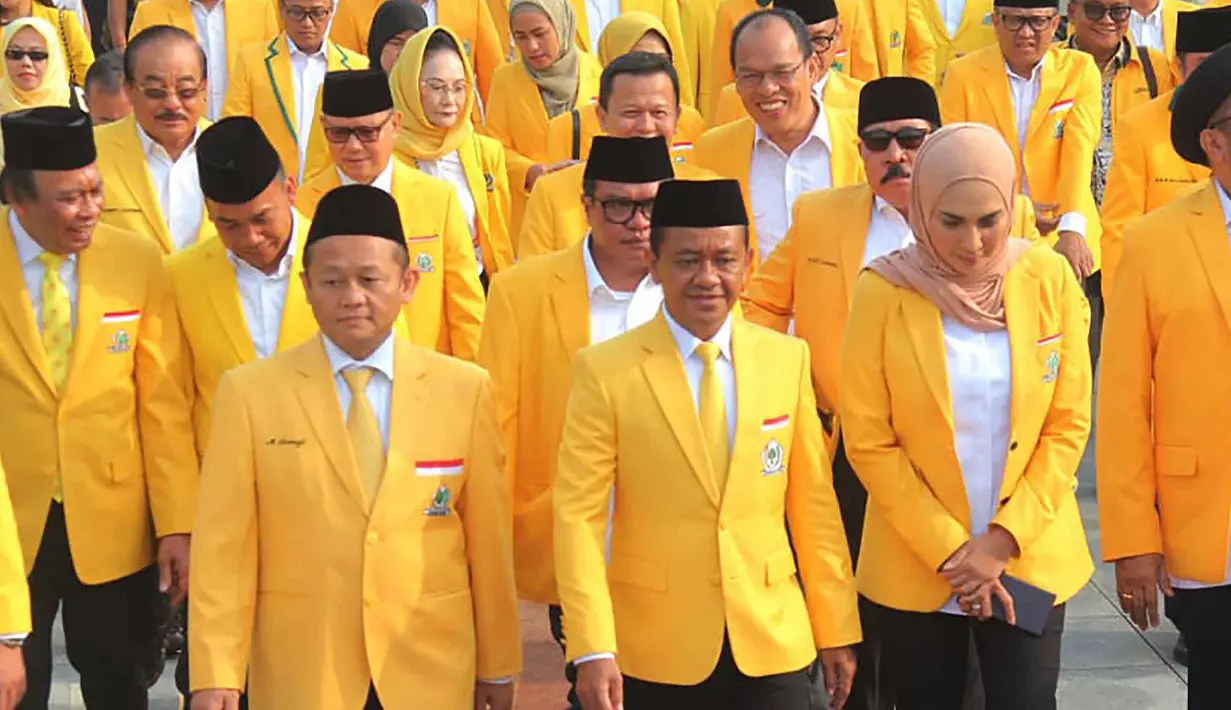 Ketua Umum Partai Golkar, Bahlil Lahadalia beserta jajaran Dewan Pimpinan Pusat (DPP) partai beringin berziarah ke Taman Makam Pahlawan Nasional (TMPN) Kalibata, Jakarta Selatan. (merdeka.com/Arie Basuki)