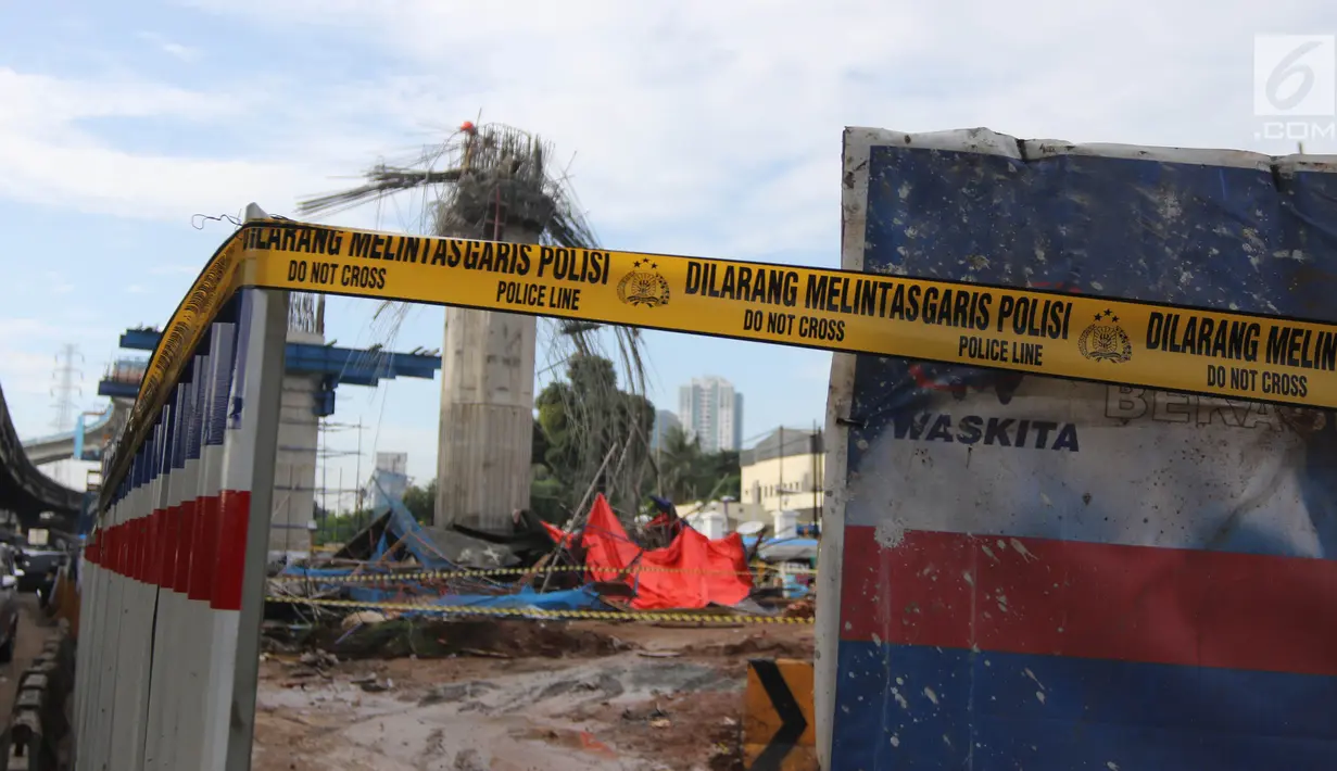 Lokasi ambruknya tiang girder proyek Tol Becakayu dipasangi garis polisi, dekat Gerbang Tol Kebon Nanas, Jakarta Timur, Selasa (20/2). Peristiwa ini menambah panjang daftar kecelakaan kerja yang terjadi pada proyek konstruksi. (Liputan6.com/Arya Manggala)