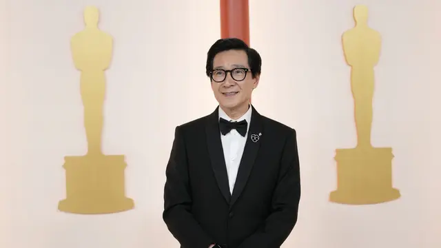Ke Huy Quan menang Piala Oscar Pemeran Pendukung Pria Terbaik.