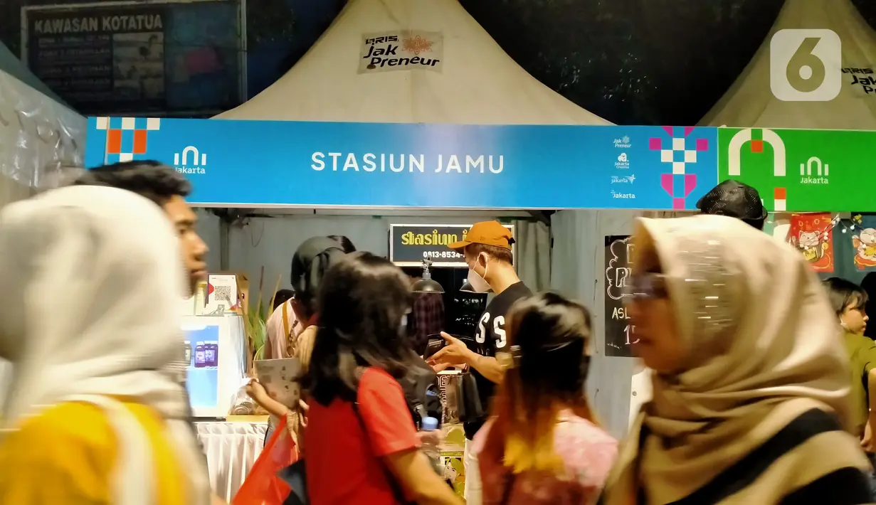 Suasana program #TemuRasaKarya pada Festival #IniJakarta 2022 di kawasan Kota Tua, Jakarta, Sabtu (17/9/2022). Berbagai makanan dan minuman dijajakan dalam program #TemuRasaKarya. (Liputan6.com/Magang/Aida Nuralifa)