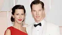 Hadir Oscar 2015 bersama sang istri, pemeran utama The Imitation Game, Benedict Cumberbatch, kenakan tuksedo berwarna putih.