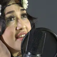 Meskipun baru kenalan, Paramitha Rusady dan Prilly Latuconsina akan berkolaborasi di SCTV Awards 2016.