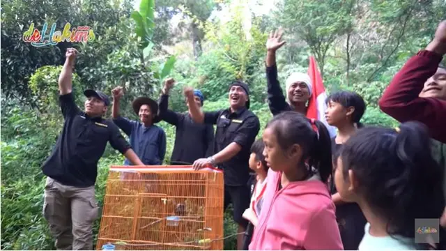 7 Momen Irfan Hakim dan Sang Putra Rayakan HUT ke-77 Kemerdekaan RI di Gunung