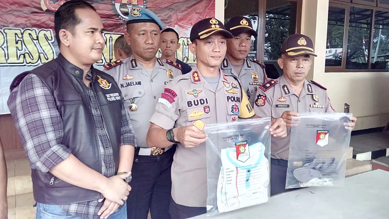 Kapolres Garut AKBP Budi Satria Wiguna menunjukan barang bukti perkara pencabulan yang dilakukan ayah kandung terhadap putrinya sendiri di Garut