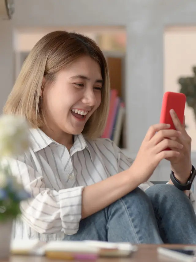 perempuan main ponsel