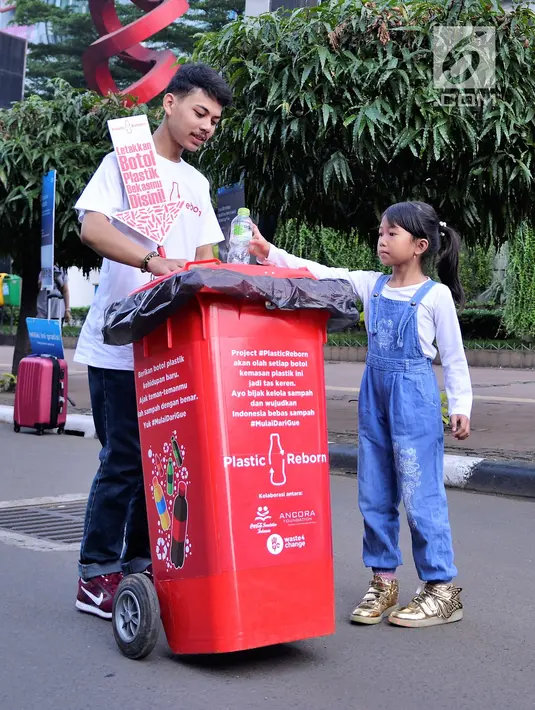 Seorang anak membuang sampah botol plastik sampah di acara Plastic Reborn, CFD Senayan, Jakarta, Minggu (4/3). Plastic Reborn merupakan program yang didesain untuk menginspirasikan perubahan perilaku kepada generasi muda. (Liputan6.com/Pool/Rizky)