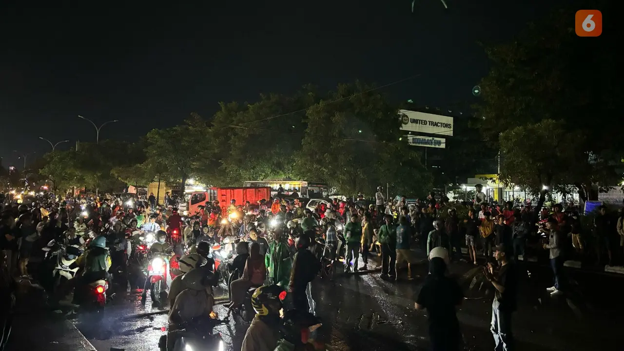 Kondisi arus lalu lintas di depan Kampus UMI saat aksi Indonesia Gelap (Liputan6.com/Fauzan)