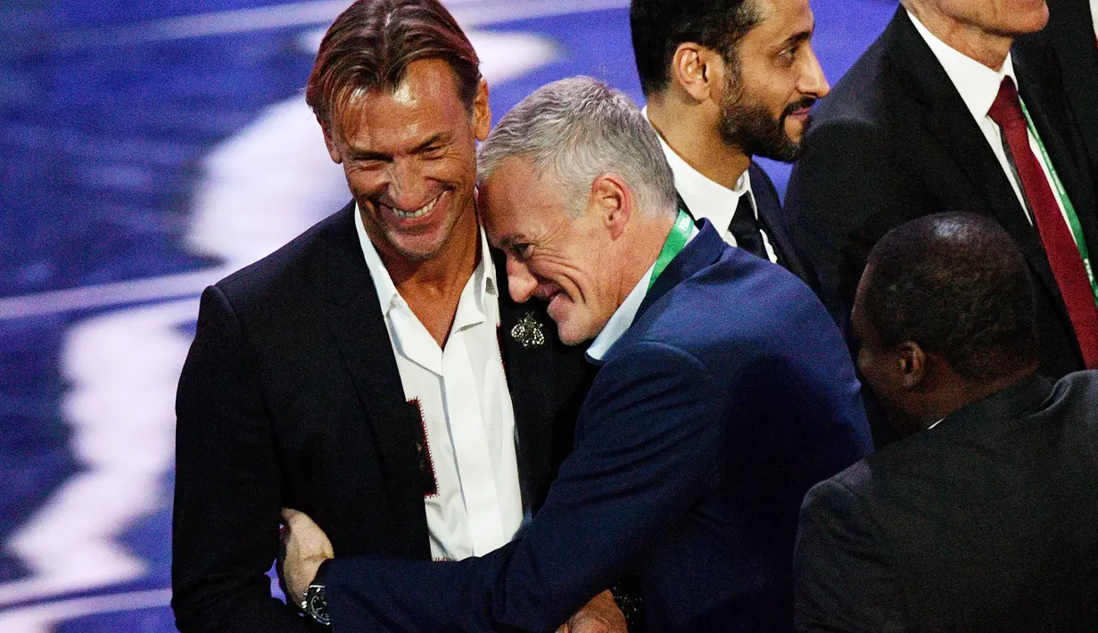 Pelatih Prancis, Didier Deschamps, memeluk pelatih Maroko, Herve Renard, saat menghadiri Drawing Piala Dunia 2018 di Kremlin Palace, Jumat (1/12/2017). Acara tersebut dihadiri legenda sepak bola dunia. (AFP/Mladen Antonov)