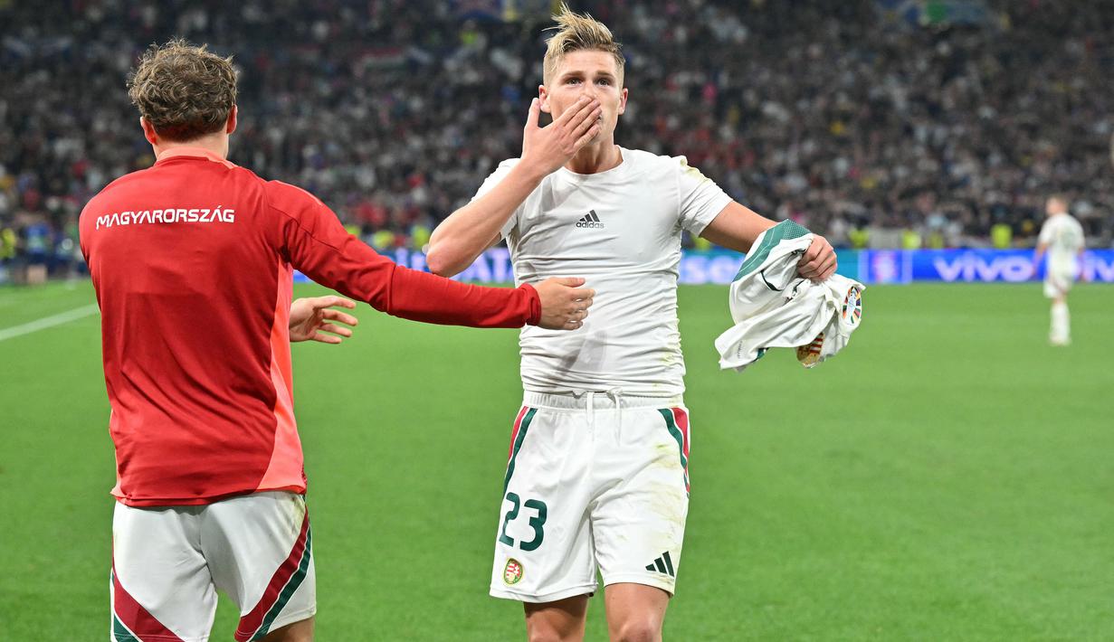 Sayap kanan berusia 24 tahun, Kevin Csoboth tercatat baru melakukan debut bersama Timnas Hungaria pada 23 Maret 2023. Gol pertamanya lahir pada Euro 2024 yang menjadi debutnya di turnamen mayor, tepatnya saat Timnas Hungaria menang 1-0 atas Skotlandia pada matchday ketiga Grup A (23/6/2024) yang menjadi caps-nya yang ke-10. Usai Euro 2024 di mana Hungaria tersingkir di fase grup, ia total telah mengoleksi 10 caps bareng Timnas Hungaria. (AFP/Miguel Medina)