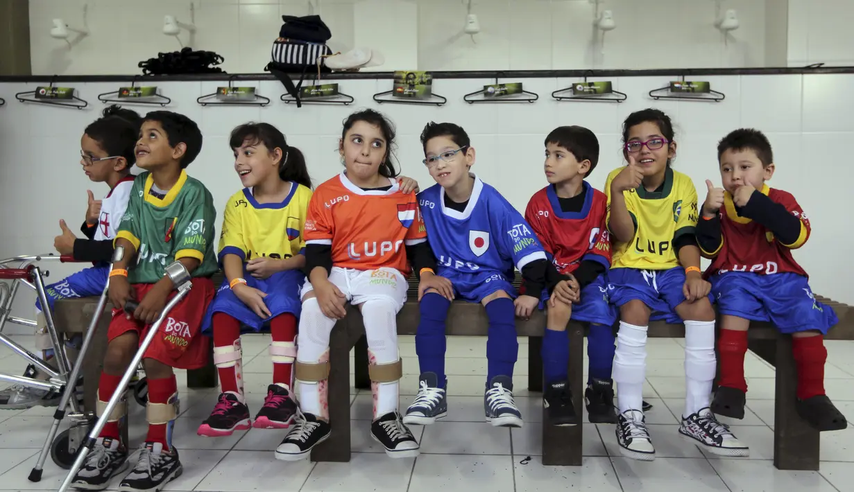 Sejumlah anak berkebutuhan khusus bersiap menghadiri "World Boots" di Neymar Institute, Brasil, 7 Juni 2015. Acara tersebut diadakan pesepakbola Brasil Neymar untuk anak-anak berkebutuhan khusus di Brasil. (REUTERS/Paulo Whitaker)